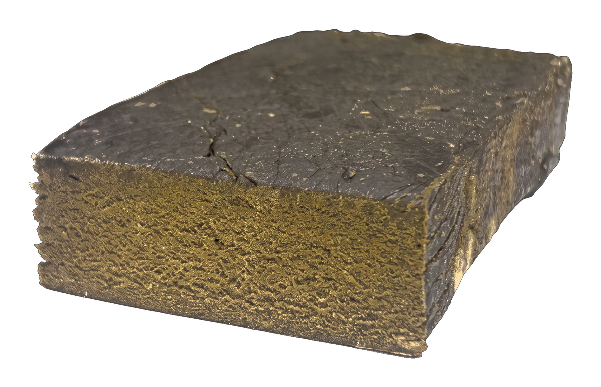 AK-47 THC-A hash (15 % THC-A) – hele stykket set skråt oppefra