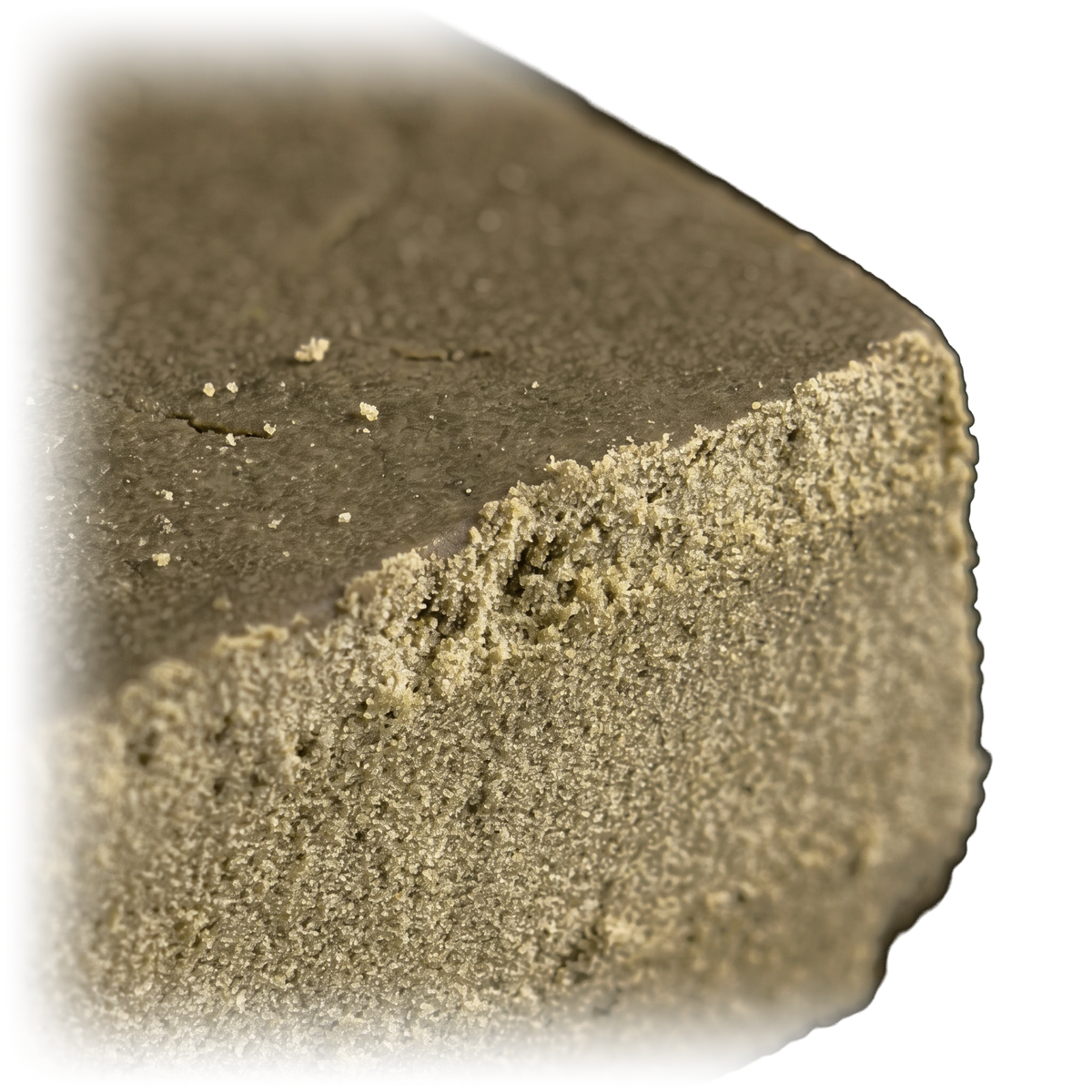 Cookie Monster THC-A hash – makro af kanten mellem den pressede top og den kornede drysift